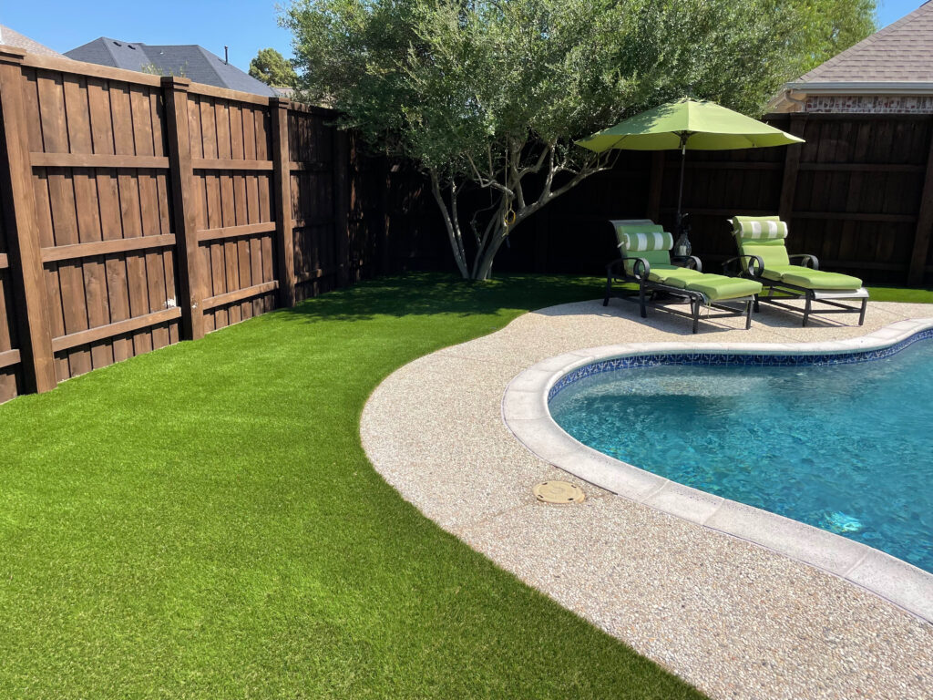 Có thể sử dụng cỏ nhân tạo xung quanh bể bơi?