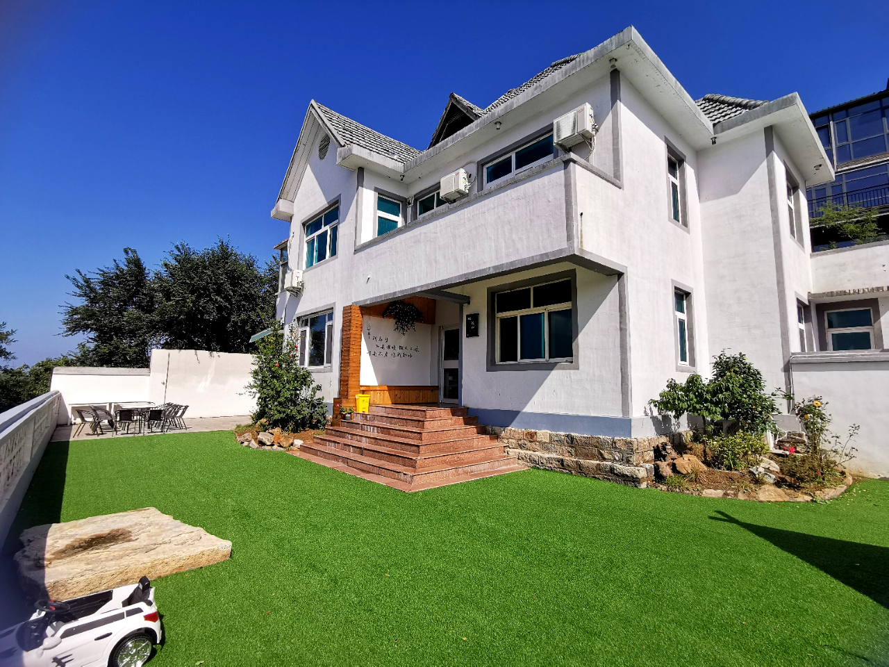 15-24 of the 33 Questions to Ask Before Buying Artificial Lawn