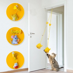 Op maat gemaakt grappig interactief hangend veren kattenspeelgoed met bel