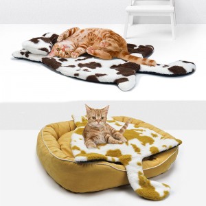 Мека топла мачка во облик на зимска удобна подлога за спиење