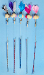 Interaktivna igračka s elastičnim štapićem s pomponima u šarenim resicama
