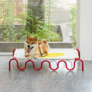 Kühlendes erhöhtes Hundebett für den Außenbereich mit atmungsaktivem Netz
