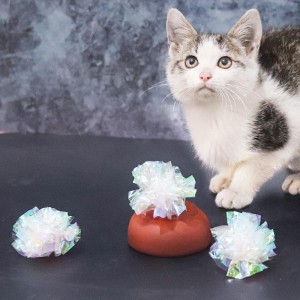 Gatito jugando juguetes para gatos con bolas arrugadas de colores caramelo con sonido