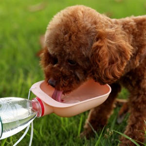 أوعية مياه طعام الحيوانات الأليفة المحمولة في الهواء الطلق مثبتة على زجاجة ماء