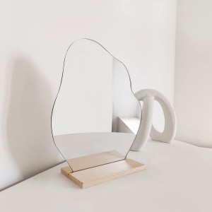 Эстетический декор комнаты, стол, зеркало неправильной формы, безрамное асимметричное зеркало-облако