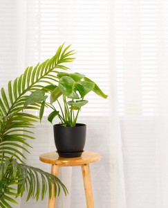 Plastic plantenbak bloempot binnen modern decor met afvoergat en lade
