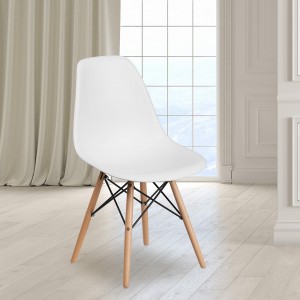 木製脚付きの白いプラスチック椅子の家の装飾