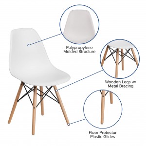 木製脚付きの白いプラスチック椅子の家の装飾