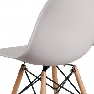 Cadeira de plástico branca com pernas de madeira para decoração de casa