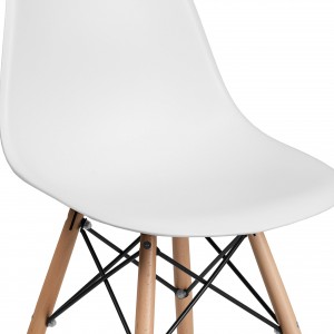 Cadeira de plástico branca com pernas de madeira para decoração de casa