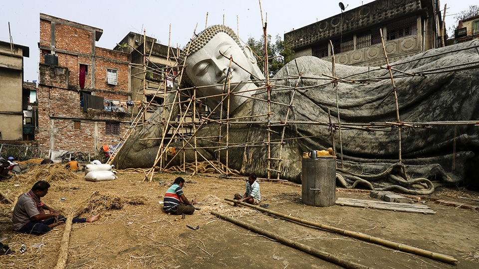 Indian artisans build the country’s largest reclining Buddha statue