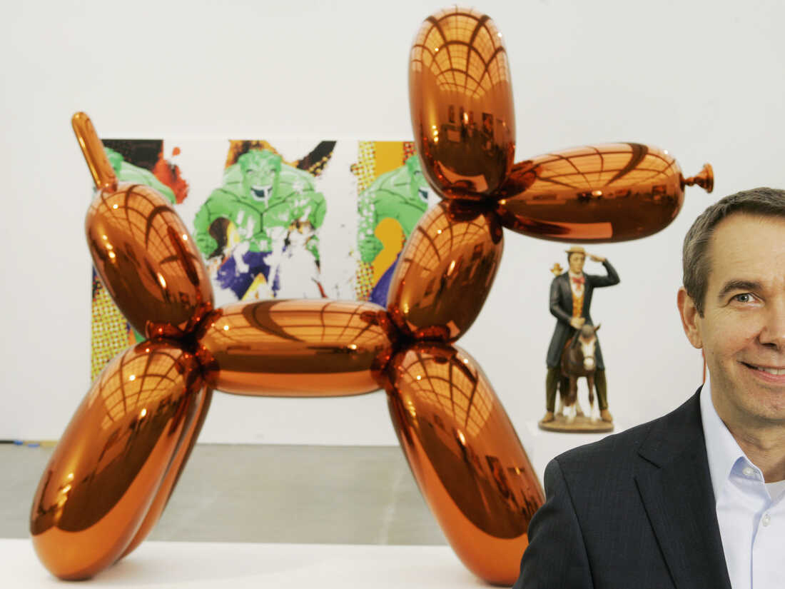 A Jeff Koons ‘balloon dog’ sculpture was knocked over and shattered in Miami