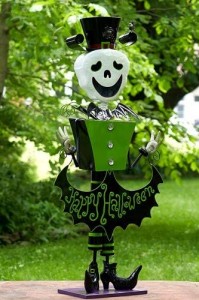 4,3 jalkaa pitkä metallinen luurankomies, jolla on silinteri "Happy Halloween" -hahmo