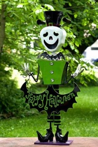 Raġel Skeletru tal-Metall Tall 4.3ft b'Dekorazzjoni tal-Figurini 'Happy Halloween' ta' Top-kappell
