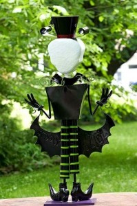 4,3 láb magas fémcsontvázas férfi cilinderes „Happy Halloween” figurával