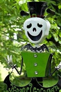 Home d'esquelet metàl·lic de 4,3 peus d'alçada amb decoració de figuretes "Happy Halloween" amb barret de copa