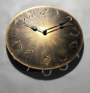 Retro Metal Industrial Wall Clock，12 Inch Round Classic Vintage Iron Wrought Wall Clock Digital Numerals Easy to Read Battery Operated Non-Ticking Decorative Living Room(Antique Gold, 12 inch)