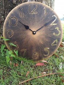 Металлические промышленные настенные часы в стиле ретро, ​​12-дюймовые круглые классические винтажные настенные часы из кованого железа с цифровыми цифрами, легко читаемые, на батарейках, без тиканья, декоративная гостиная (античное золото, 12 дюймов)