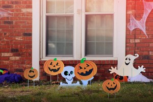 Halloween Decorations Themed 6 Piece Family Friendly Yard Decoration Signs, Including 4 Pumpkins, 1 Ghost, 1 Skeleton – Trick or Treat Happy Halloween Yard Signs for Outdoor Decor with Metal Stakes