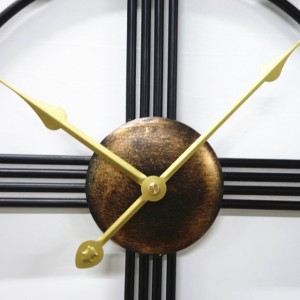 Съвременен минималистичен висящ часовник от ковано желязо в ретро индустриален стил за декорация на вътрешна стена в хола