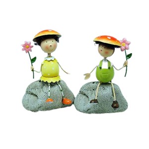 Metallist aia betoonist poisi ja tüdruku kujukesed, mis asuvad seeneliikuvatel kujudel, odavad kaunistused
