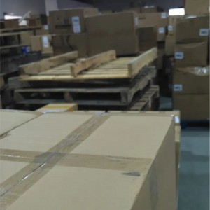 7 kartonov 117 kg iz Kitajske v avstralsko Amazonovo skladišče BWU2 Z letalom + hitri DDP