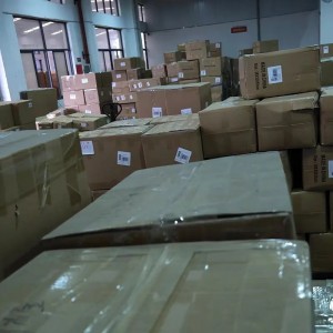100 kartona 2000 kg 4CBM Kinë në MB Magazina Amazon BHX4 Nga deti+kamion