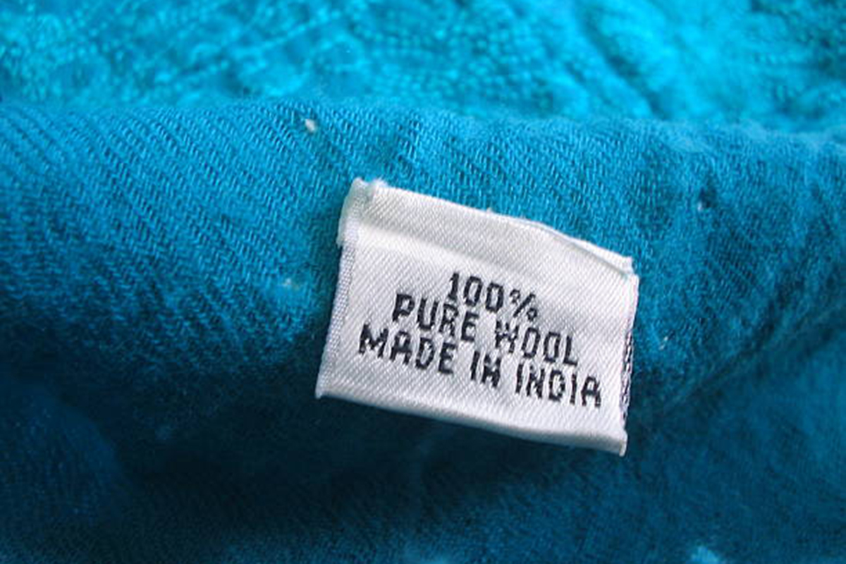 100% pure Wolletikett am Schal gemaach an Indien