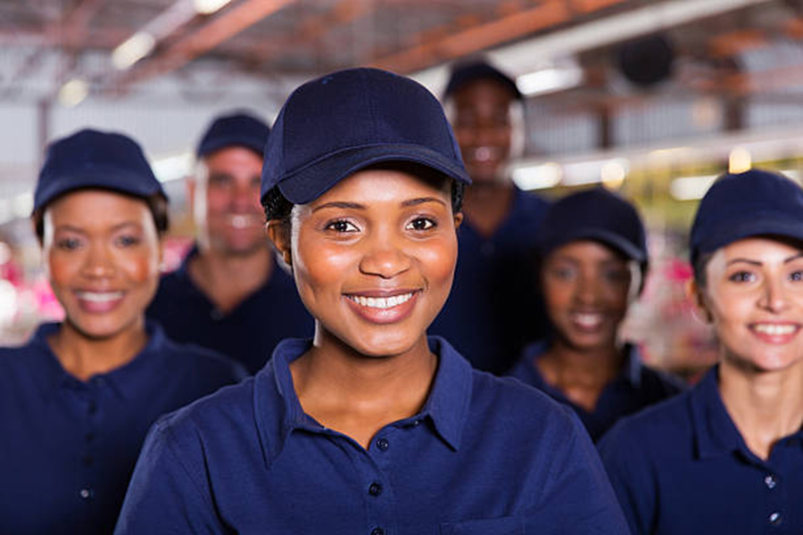 glad ung afrikansk fabrikkarbeider med kolleger