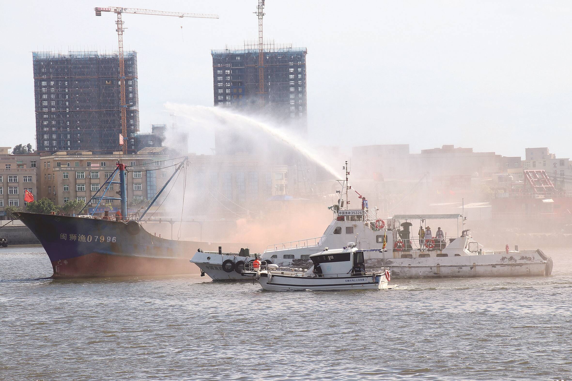 Professionele hengellampfabriek neem deel aan vissersboot-brandoefening