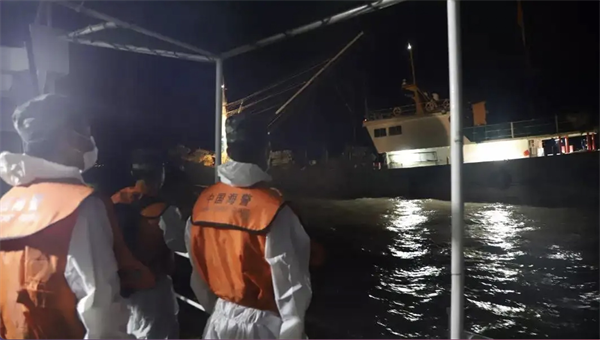 Noite escura fóra do barco a pesca ilegal durante a moratoria da pesca foi castigada