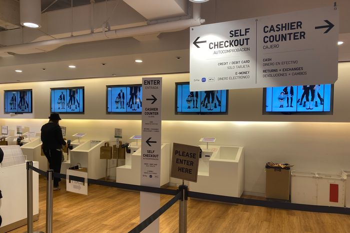 RFID self-service checkout completes product settlement instantly