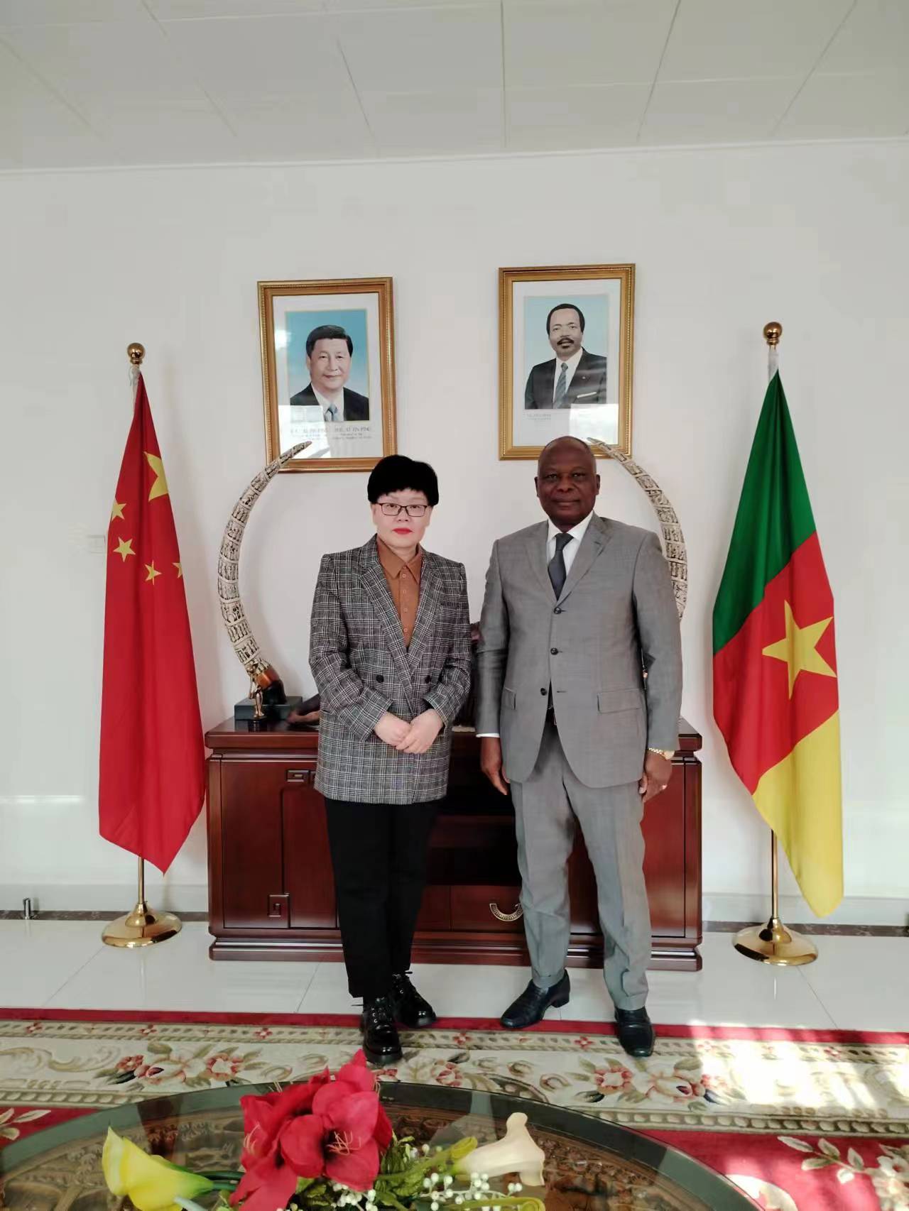 Ms. Hou Min, General manager of Shandong Limao Tong, visited the Embassy of Cameroon to promote the economic and trade cooperation between China and Cameroon