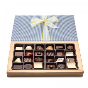 Choco, kleine doos met warme chocolademelk, fondsenwervingsabonnementstaart in een doos met snoep