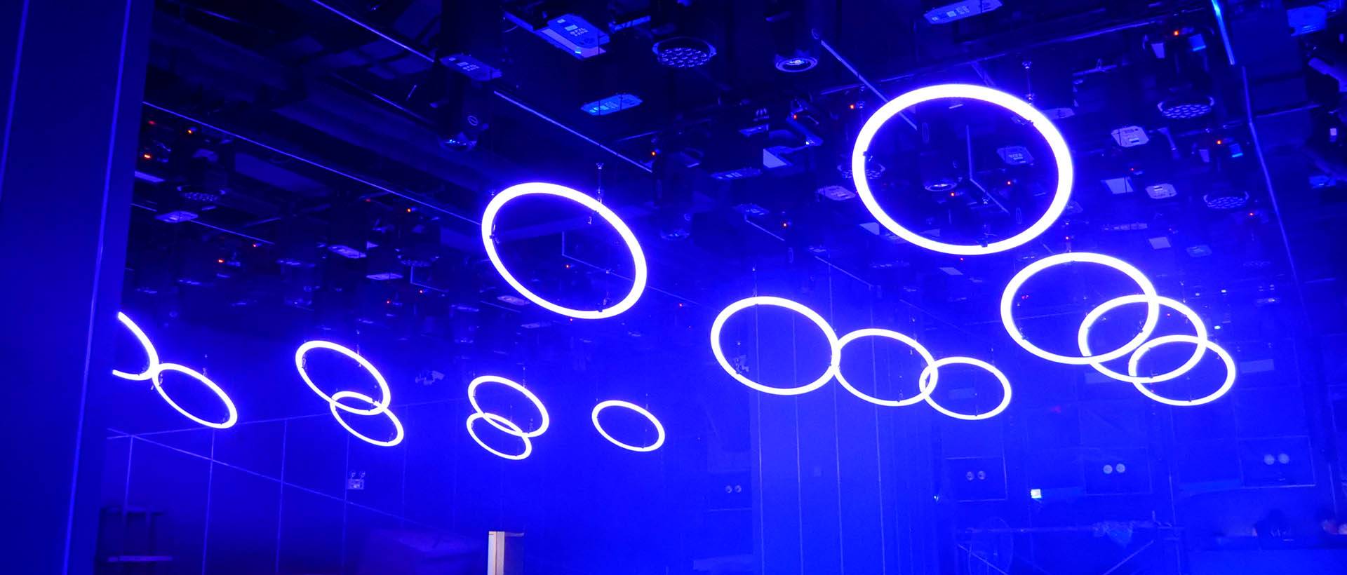Anel LED Kinetic 2020 para proxecto de bar lounge do club (1)
