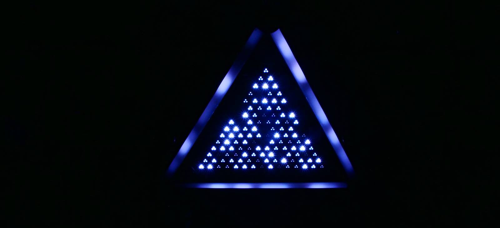 Kinetinis LED trikampis šviestuvas (1)