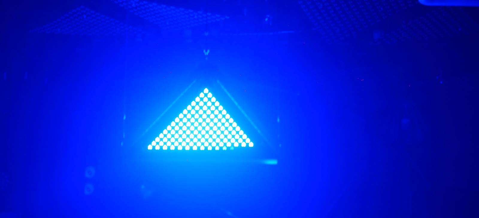 Llum triangular LED cinètica (2)