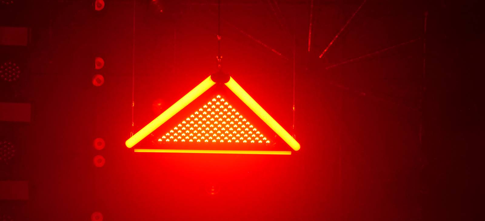 Luz triangular LED cinética (3)