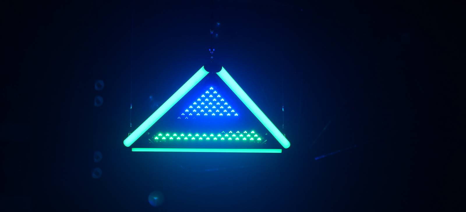 Kinetinis LED trikampis šviestuvas (4)