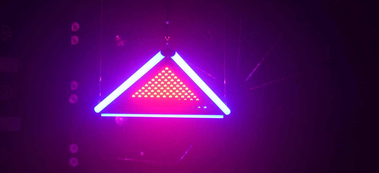 Kinetinis LED trikampis šviestuvas (5)
