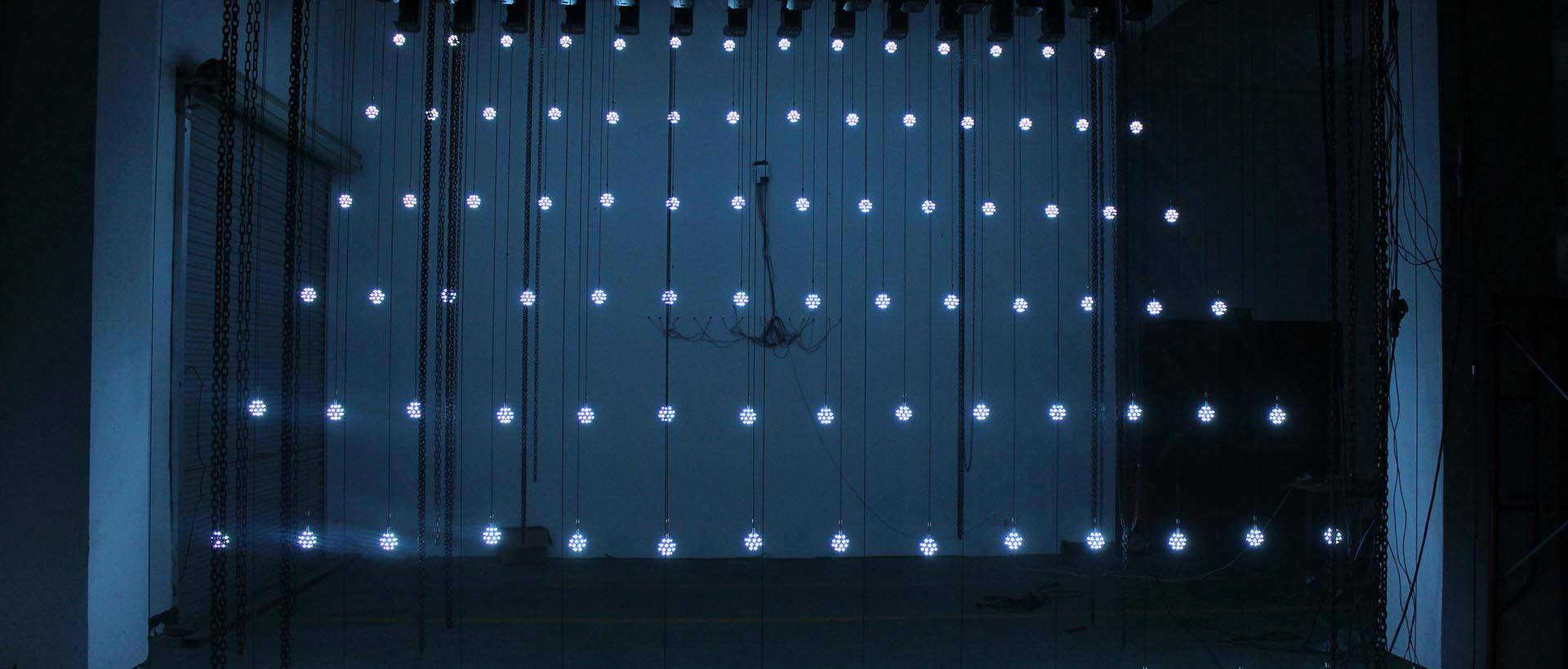 Videoesitys 100 sarjalle kineettisiä LED-minipalloja (2)