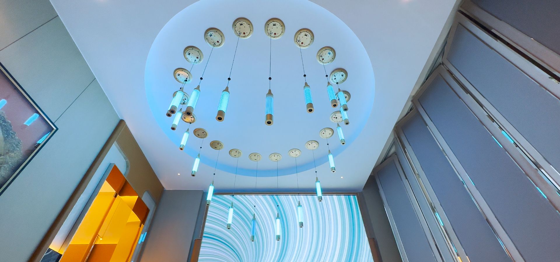 EMIC crée un grand espace artistique et une salle de réception avec des lumières cinétiques
