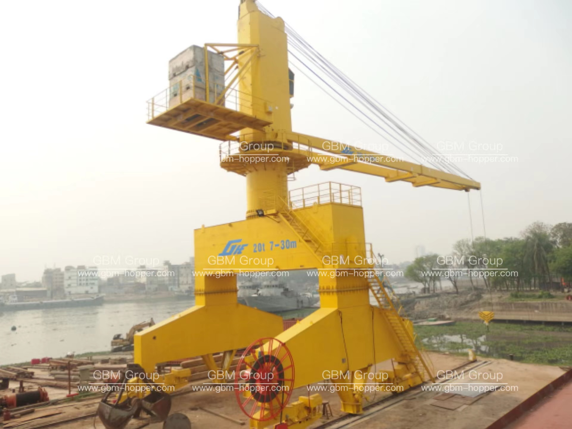 Multifunctional Hydraulic Portal Wharf Crane Featured Image