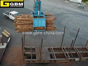 Excavator supporting hydraulic timber grab