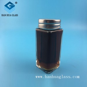 Tovarniški stekleni kozarec za začimbe z zaprtim kovinskim pokrovom