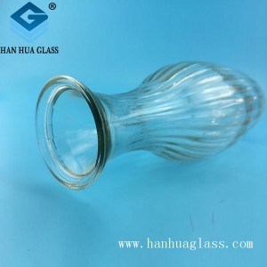 klasikinė skaidraus stiklo vaza namų interjero dekoravimui