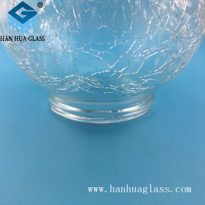 Lampskärm i transparent glas med hög transmittans för lampor