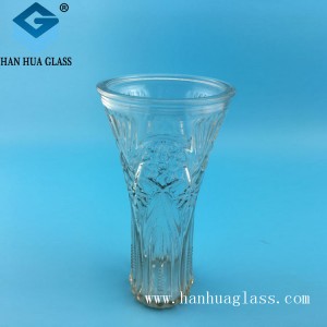 Заострена прозрачна стъклена ваза с широк отвор за централен елемент на дома