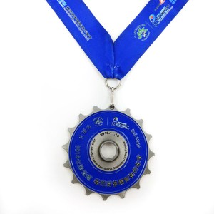 Meri zlaganje medalje za serijo kolesarskih dirk