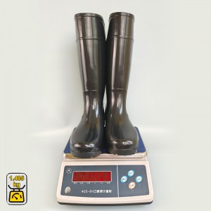 Slip and Chemical Resistant Black Economy PVC Rain Boots for Man